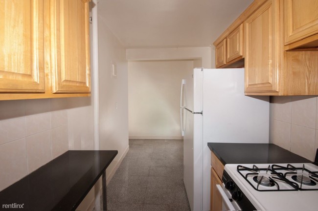 Building Photo - 7715 Park Dr E