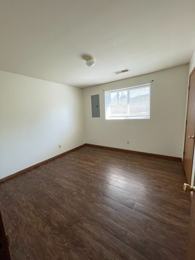 Building Photo - 113-117 Wiese Pky