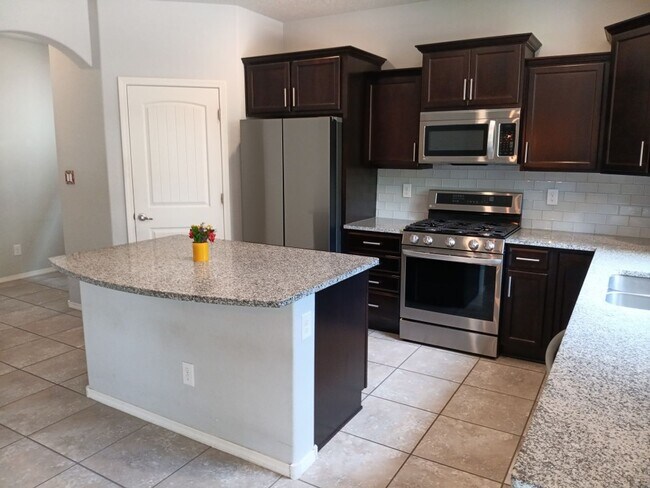 Foto del edificio - 5 Bedroom, 3 Bathroom Home! Schedule a Showing Today!