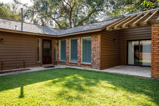 Building Photo - 603 Woodcombe Dr