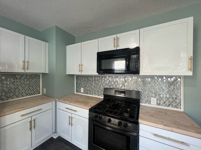 Photo - 64 Fairview St (Waterbury, CT) Apartment