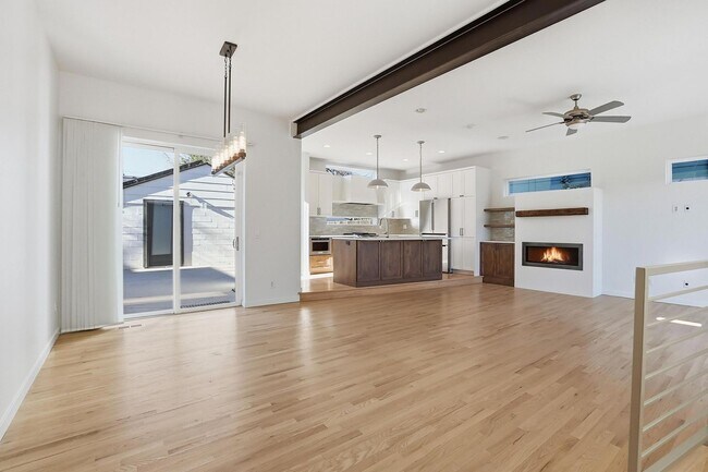 Foto del edificio - 4 blocks to Sloans Lake! immaculate home with large yard and garage