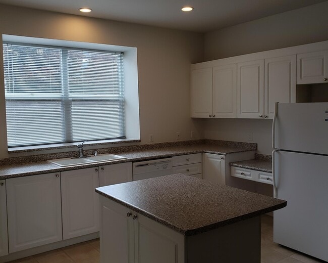 Building Photo - Luxurious 3 Bedroom Townhouse Style Condo ...