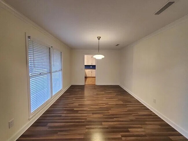 Building Photo - 504 Robin Ln