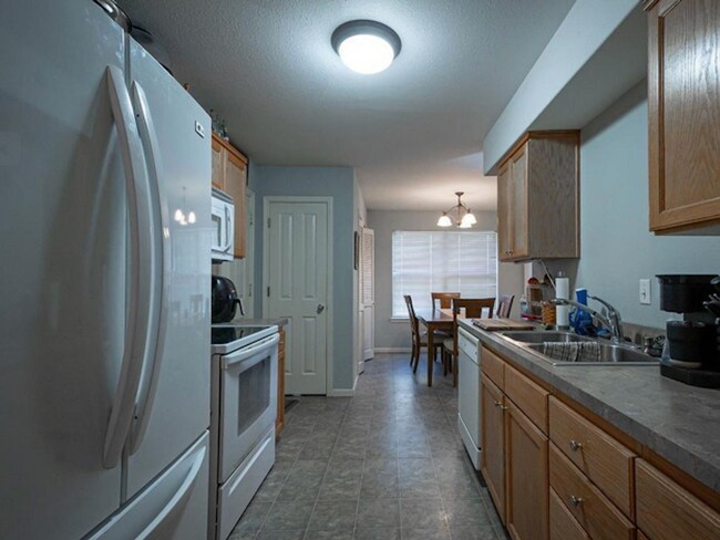 Foto del edificio - 3 bedroom 3 bath in Shawnee Heights