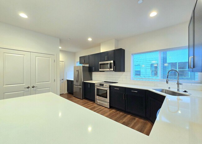 Building Photo - 4 Bedroom Townhome in Monroe - Pet Friendly!