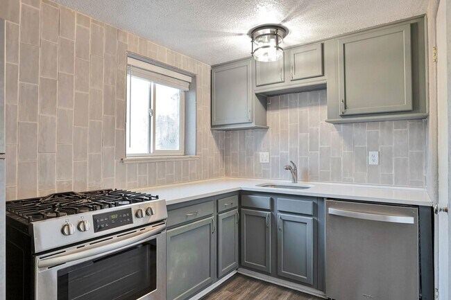 Building Photo - Adorable 2bedroom 1 bathroom Apartment