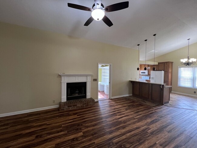 Building Photo - 3BR 2BA 2 Car Garage + Large Fenced in Bac...
