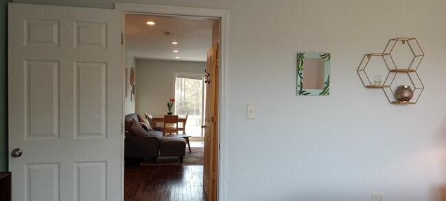 Foto del edificio - 892 Smith Farm Rd