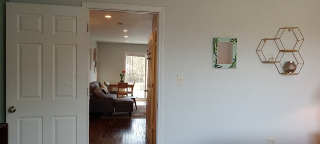 Building Photo - 892 Smith Farm Rd