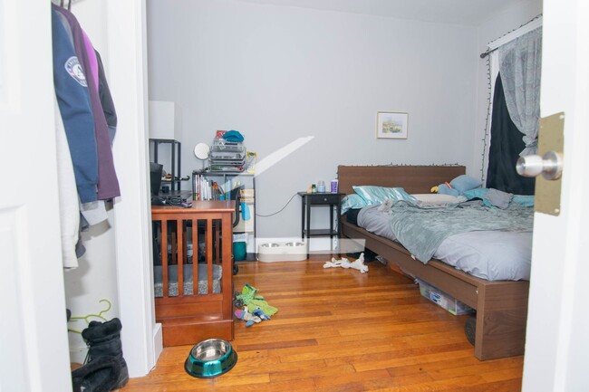 Building Photo - Huge 6 bed in Allston