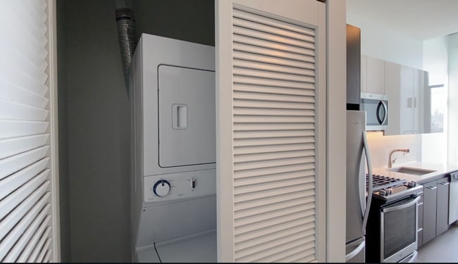 Building Photo - 1243 N Paulina St