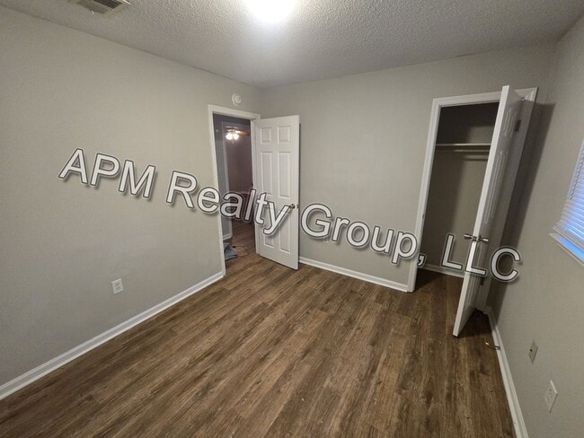 Foto del edificio - Four-bedroom house off North Main