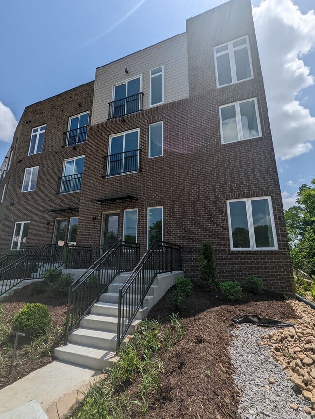 Building Photo - Modern Condo in the heart of East Nashville, seconds from South Inglewood Park!