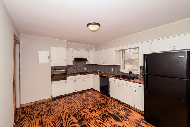 Foto del edificio - 1040 Rose Hill Cir