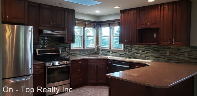 Foto del edificio - 6 br, 3 bath House - 927 E. Farwell