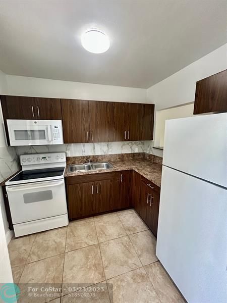 Foto del edificio - 18257 NW 23rd Ave