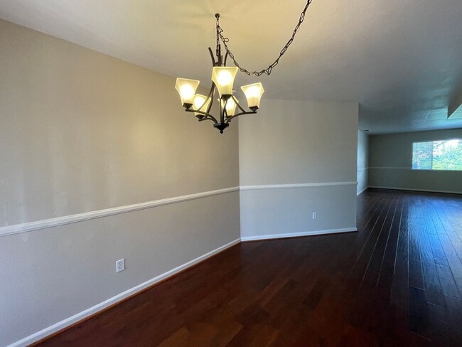 Foto del edificio - Exceptionally Roomy Upstairs 2 Bed 2 Bath Duplex! Dishwasher, Garage, Washer/Dryer Hookups