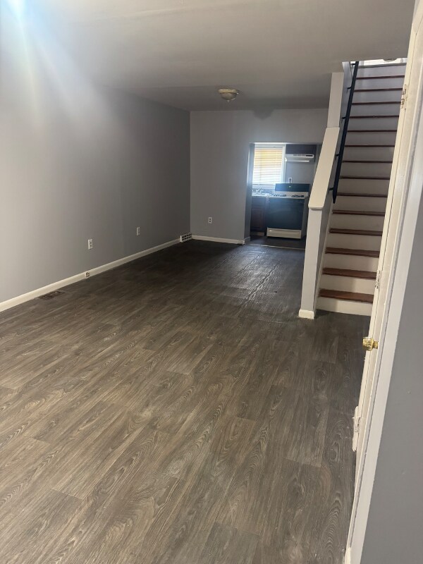 Primary Photo - 2022 Newcomb St