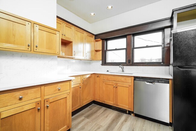 Foto del edificio - Charming Updated North Everett Craftsman Home w/ ADU Disclosure + Utility Credit