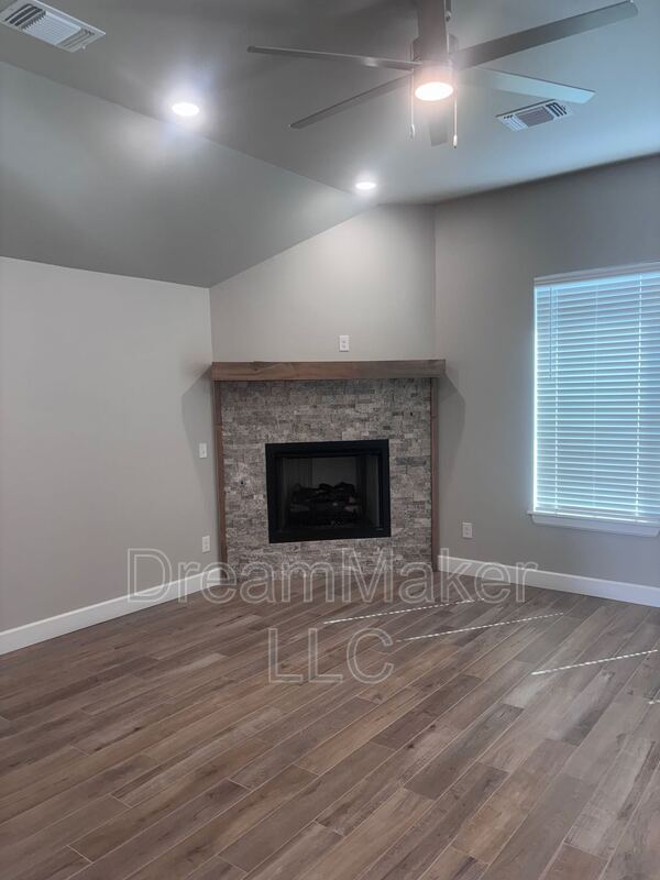 Building Photo - 3010 Hollow Crest Ln