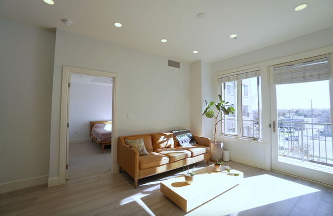Building Photo - Luxury 1 Bed 1 Bath Condo at The Peloton W...