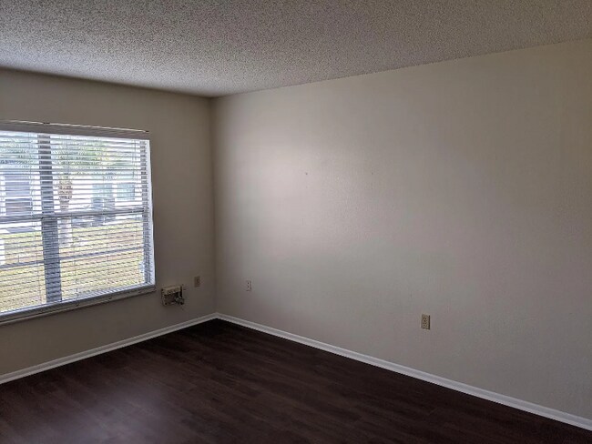 Foto del edificio - 2950 Wainwright Ct