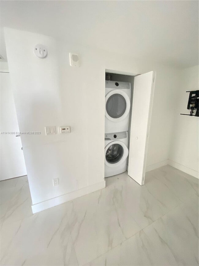 Building Photo - 16385 Biscayne Blvd
