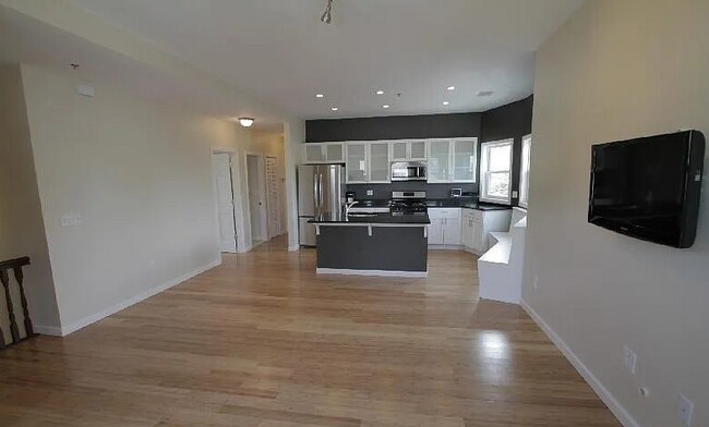 Building Photo - 17 Ashley St