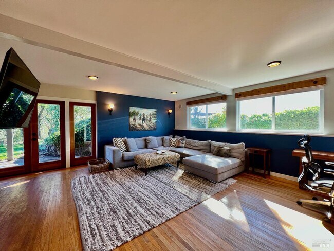 Building Photo - 1405 Crestmont Dr