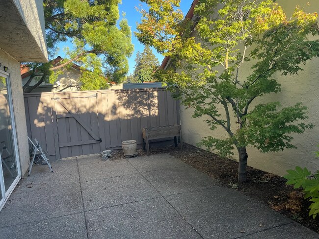 Foto del edificio - 22220 Homestead Rd