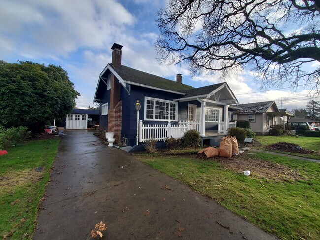 EXTERIOR FRONT - 934 Hoffman St