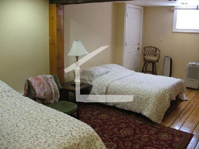 Building Photo - Beautiful 5 Bed 3 Bath available Now