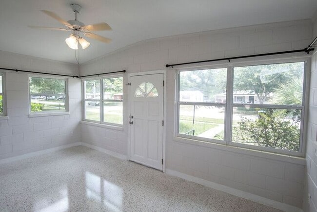 Building Photo - 2/1 duplex with carport in Winter Park