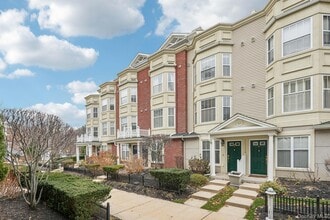 Building Photo - 10 Bridge Ln