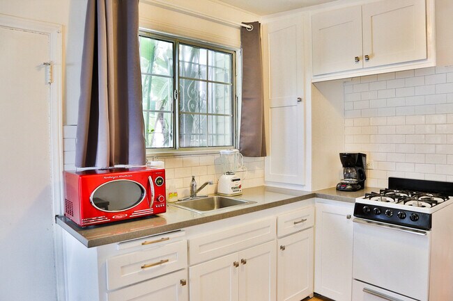 Building Photo - 3655 1/2 Vinton Ave