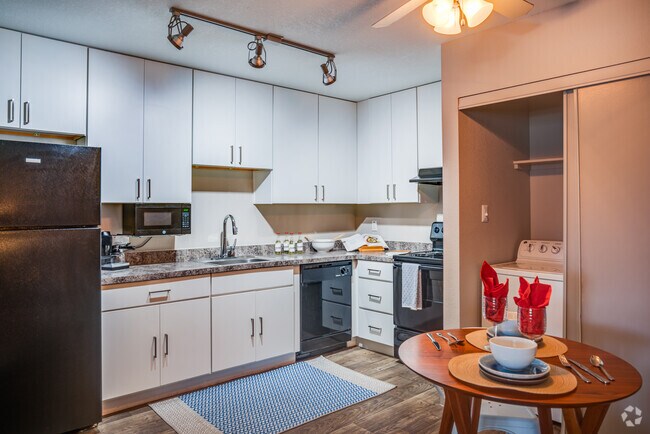 2HAB, 1BA - 672SF - z-121625-Heritage District