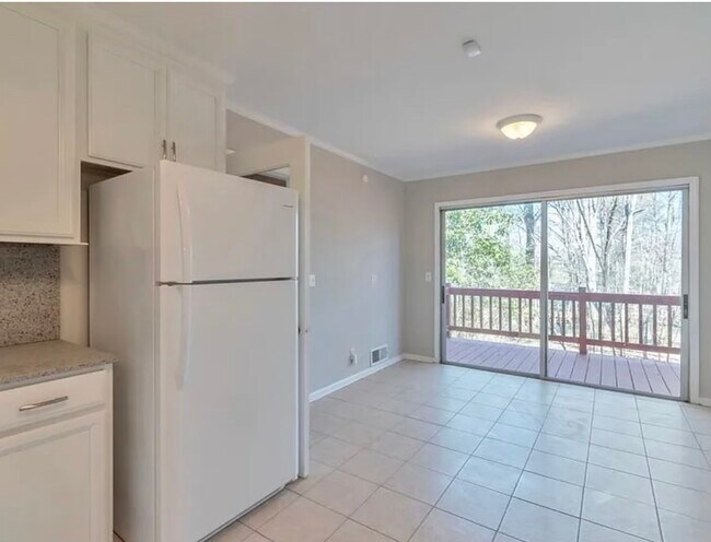 Foto del edificio - 2493 Shallowford Rd