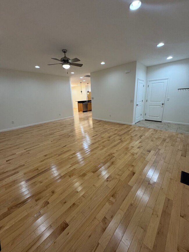 Building Photo - 3 Bedroom 2 Bath at Astoria