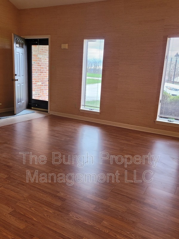 Building Photo - 233 Greenwood Dr