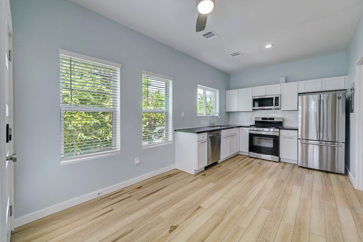 Primary Photo - 113 E 25th St