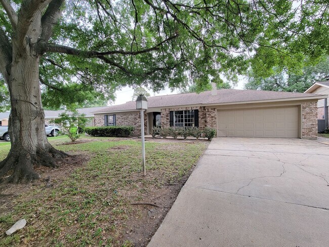 Foto del edificio - Welcome to your dream rental! This meticulously remodeled 3-bedroom, 2-bathroom home in the heart...