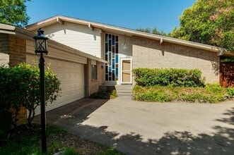 Building Photo - 9023 Pinewood Dr