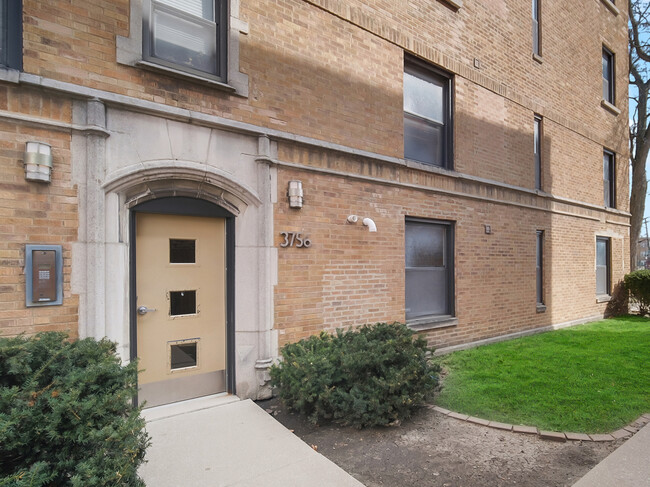 Foto del edificio - 3756 N Bernard St