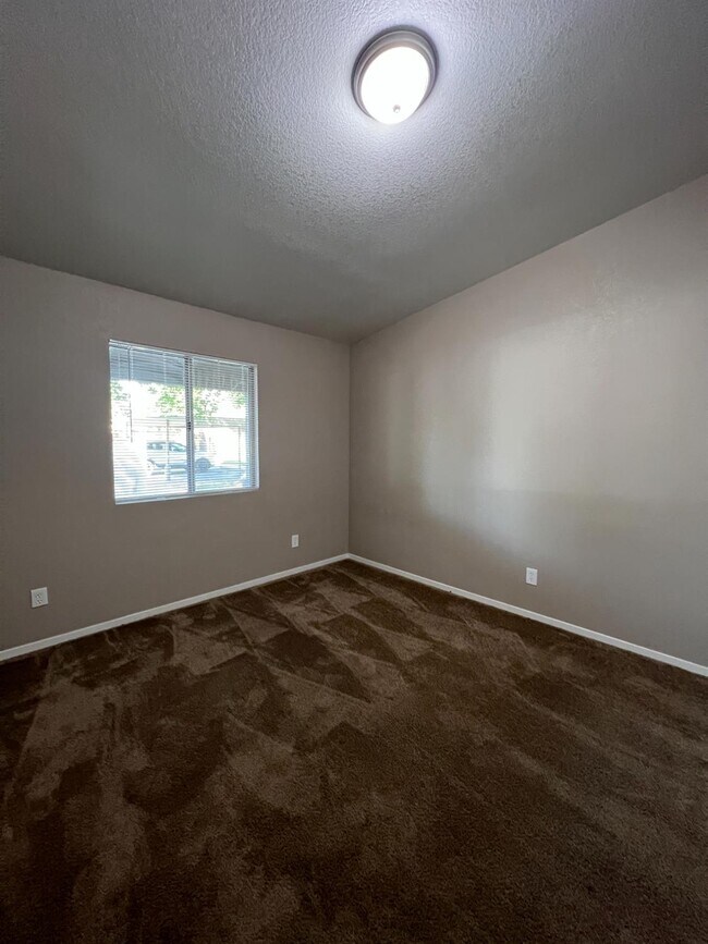 Foto del edificio - 1262 N Marks Ave