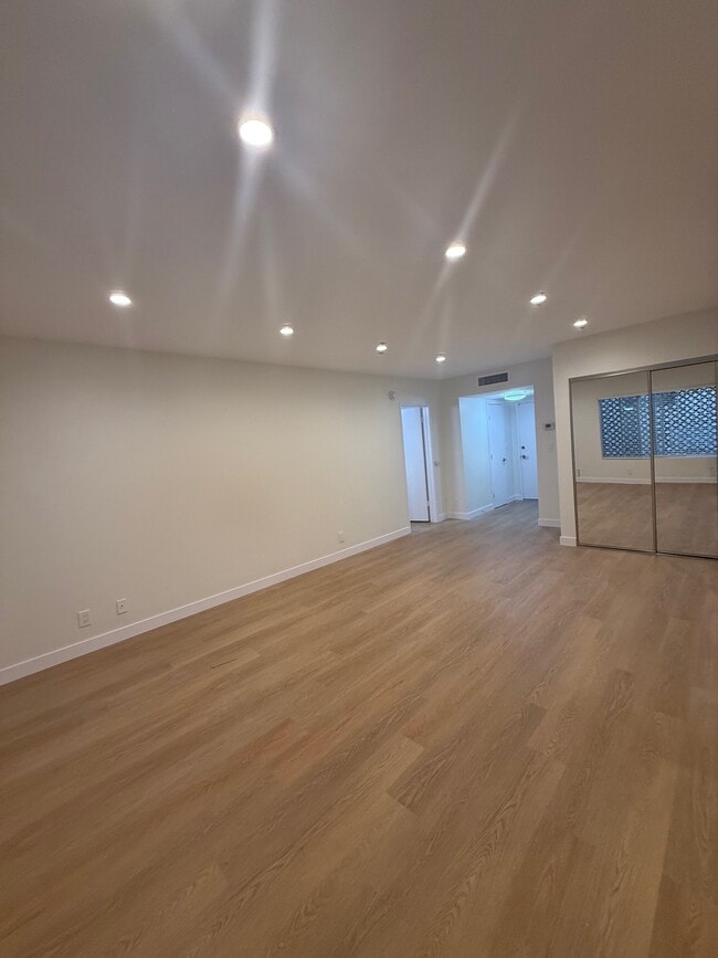 Building Photo - 330
