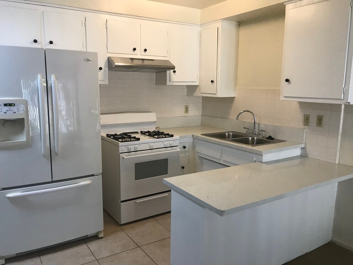 Kitchen - 4948 W 119th St