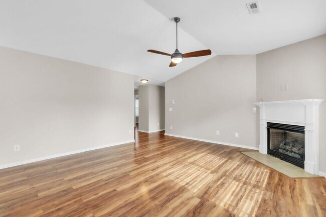 Foto del edificio - Elegant 3BR/2BA Home in Chartwell Estates with Fireplace & Fenced Yard $1800/mo rent