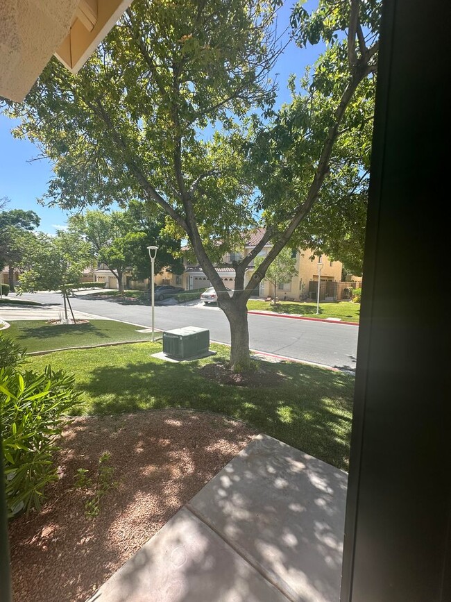 Building Photo - Lovely remodeled townhome in gated community