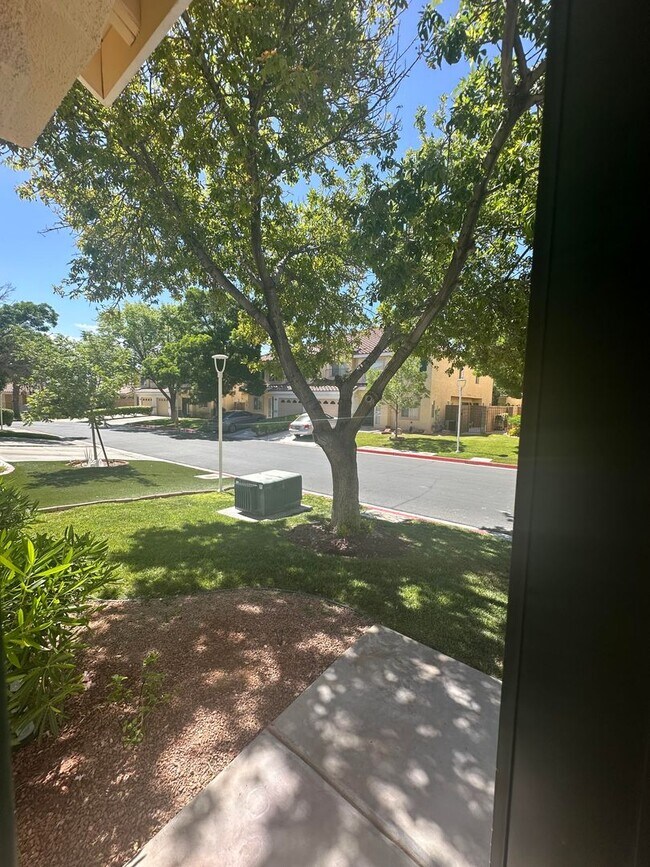 Foto del edificio - Lovely remodeled townhome in gated community